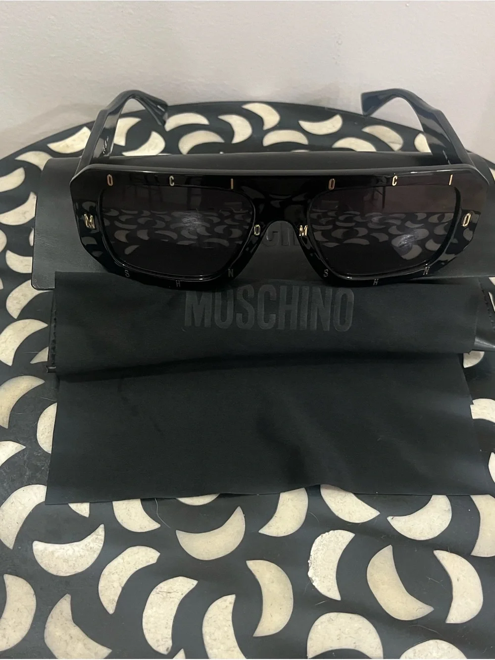 Moschino statement sunglasses